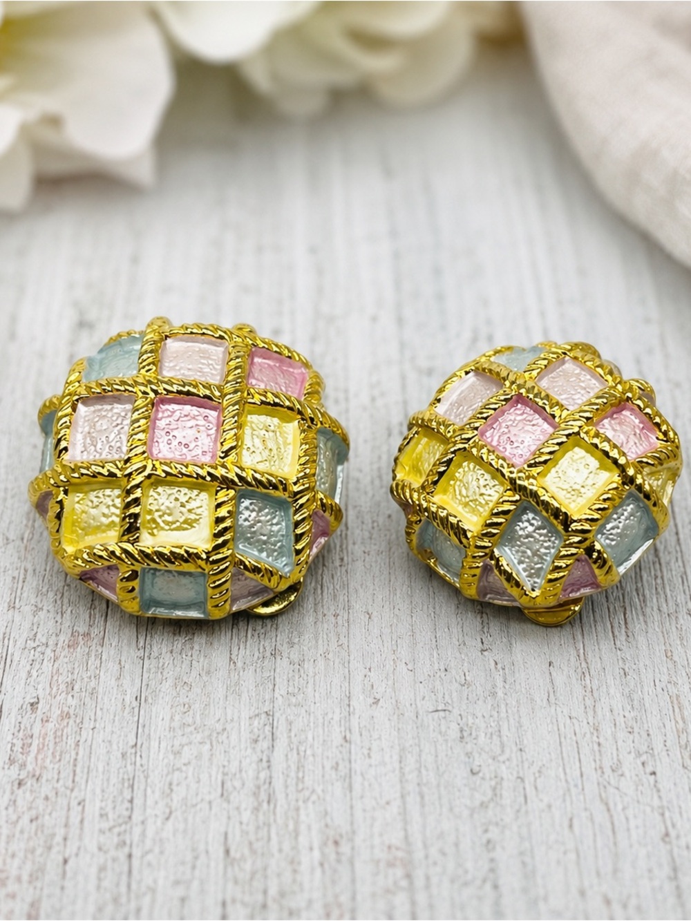 427. Vintage 80s Harlequin Pastel Iridescent Gold Tone Dome Clip On Earrings